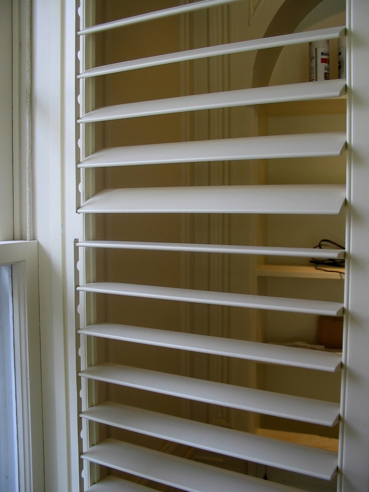 Invisible Support for Custom Indoor Shutters